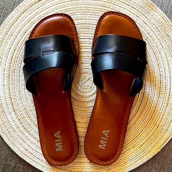 Size 9 MIA Black and Tan sandals. Brand new condition - Picture 1 of 2